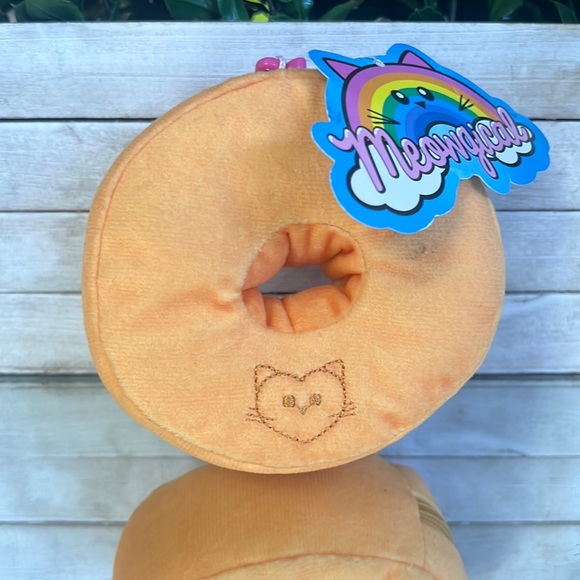 Meowgical donut plush - Picture 2 of 5